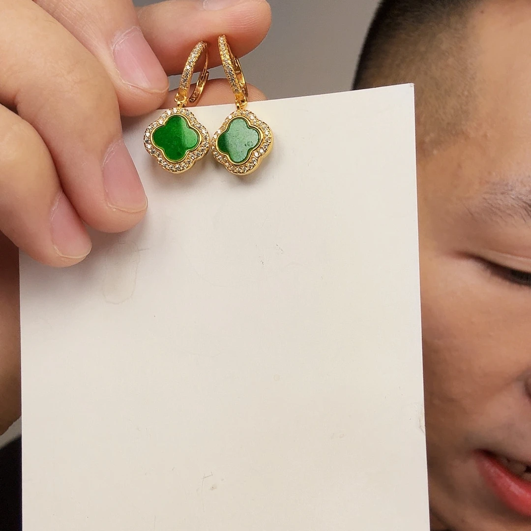 翡翠未镶嵌颈饰一对