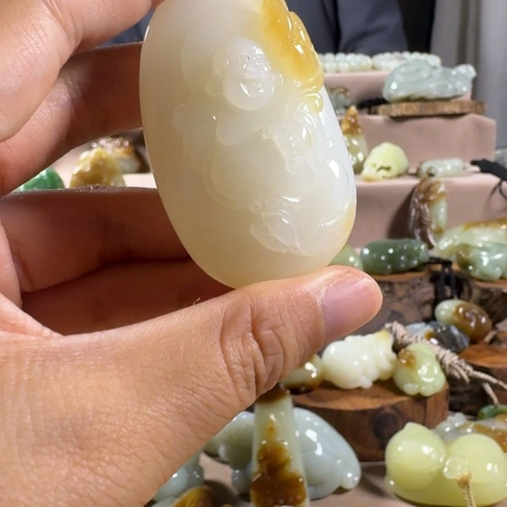 颈饰未镶嵌和田玉（糖玉）