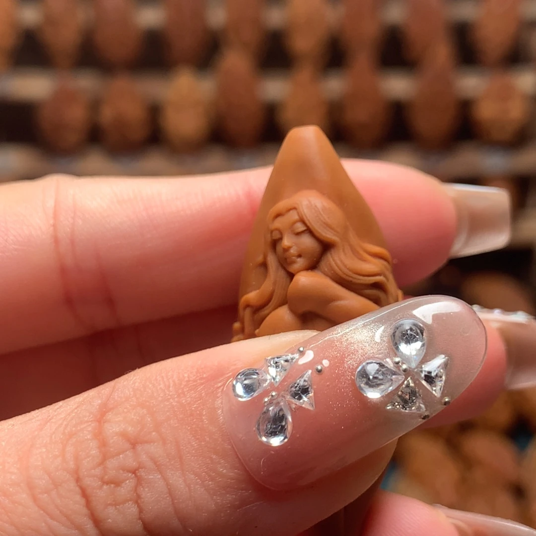 橄榄核把件开缝美女