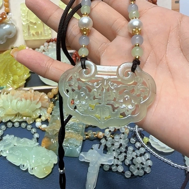 未镶嵌蛇纹石玉吊坠