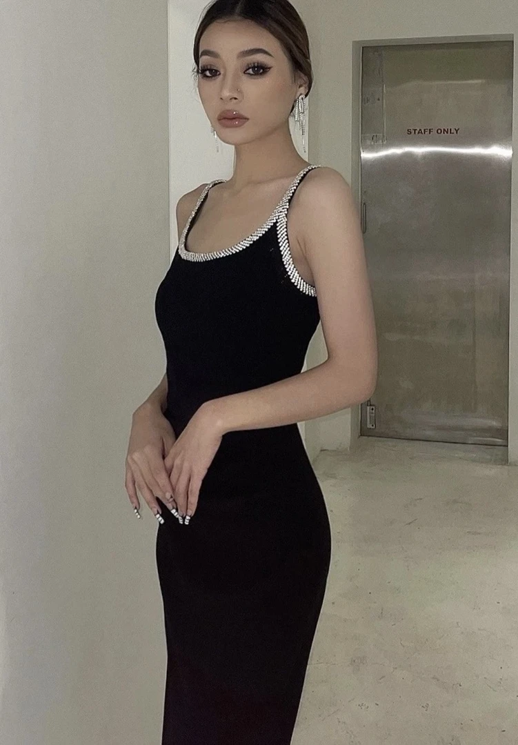 2025夏季新款女黑色气质女人味包臀裙修身显瘦手工镶钻吊带连衣裙