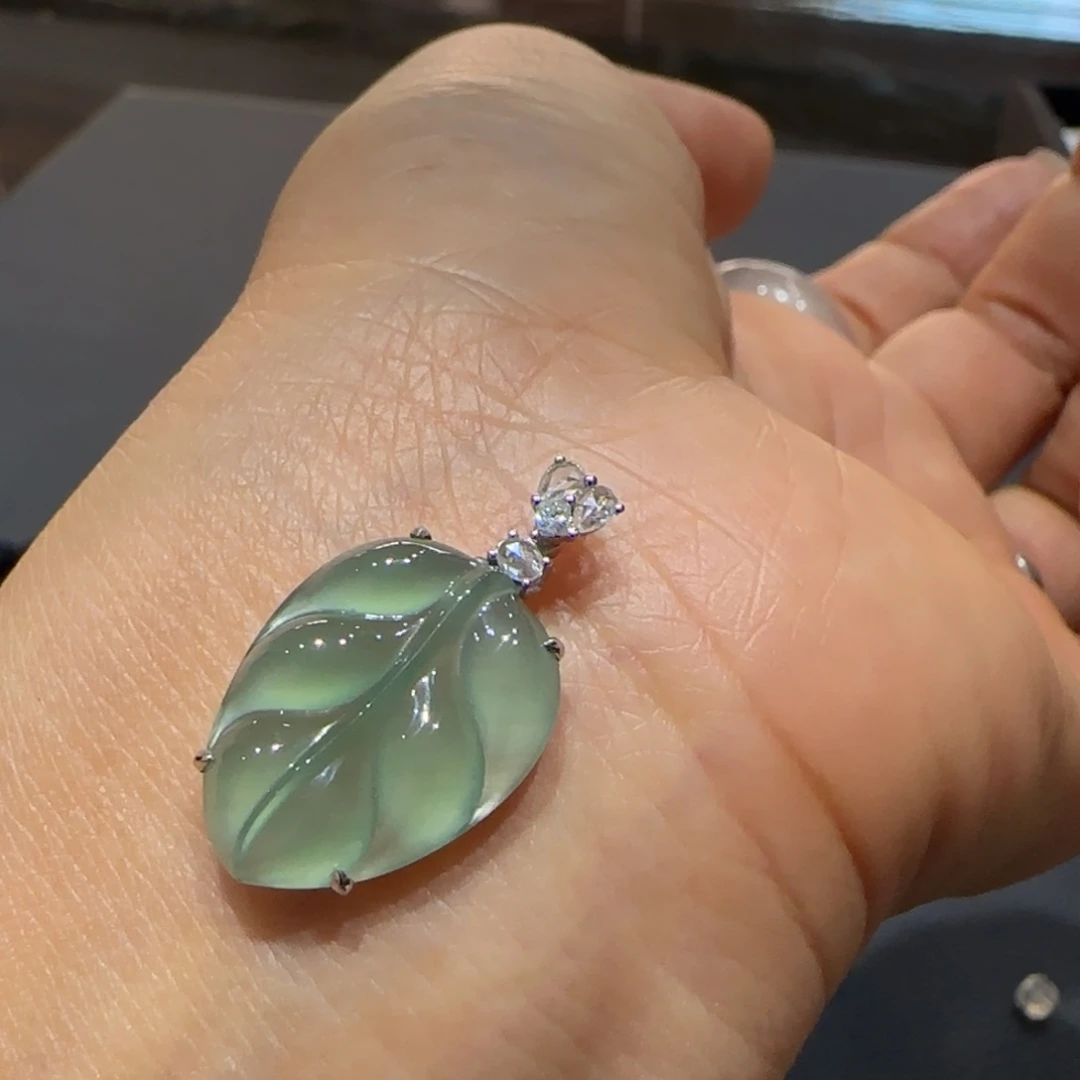 翡翠颈饰18K金镶嵌叶子