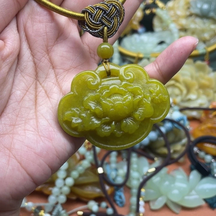 蛇纹石玉吊坠合金