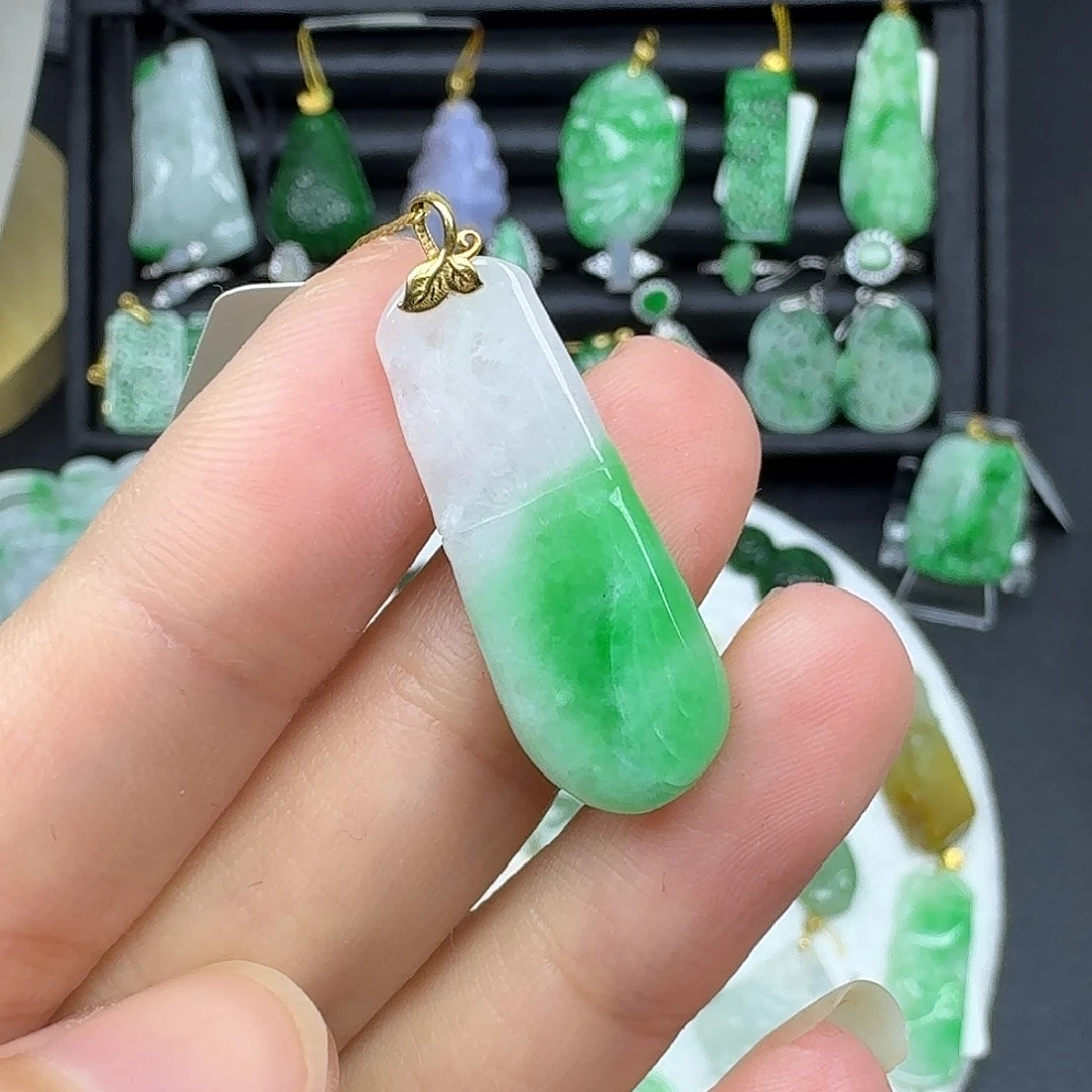 翡翠18K金镶嵌颈饰