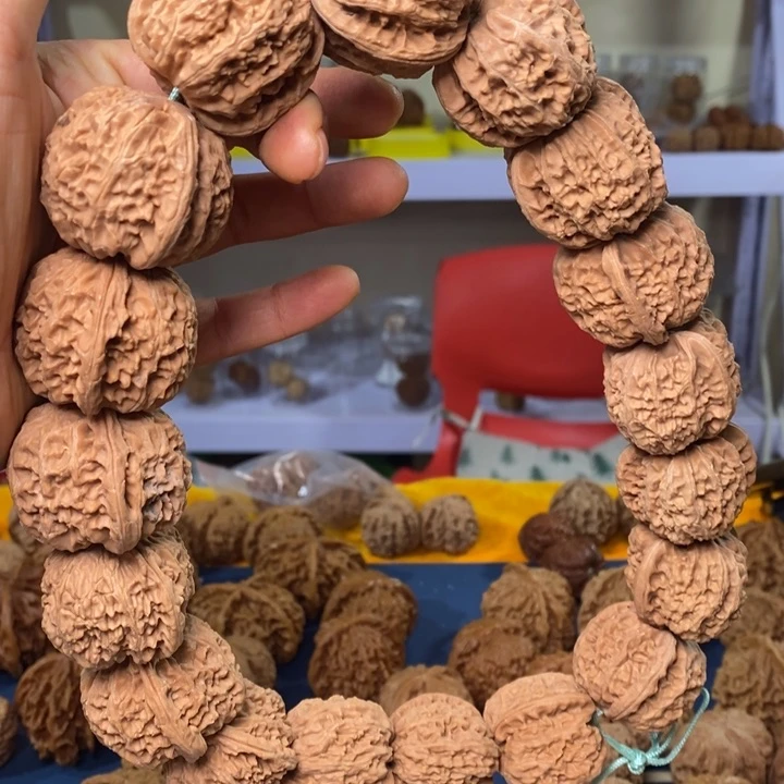 文玩核桃吊坠文玩核桃白狮子串200