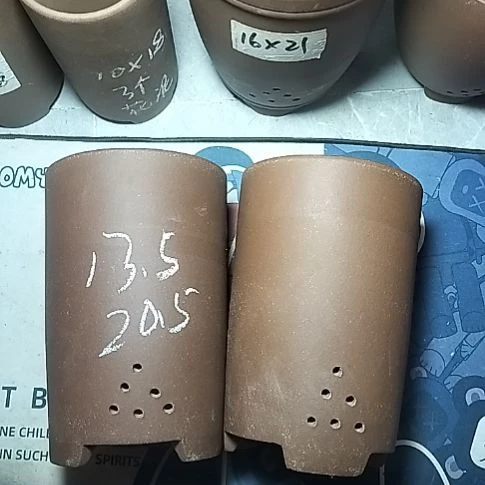 大笔筒两个紫砂花盆