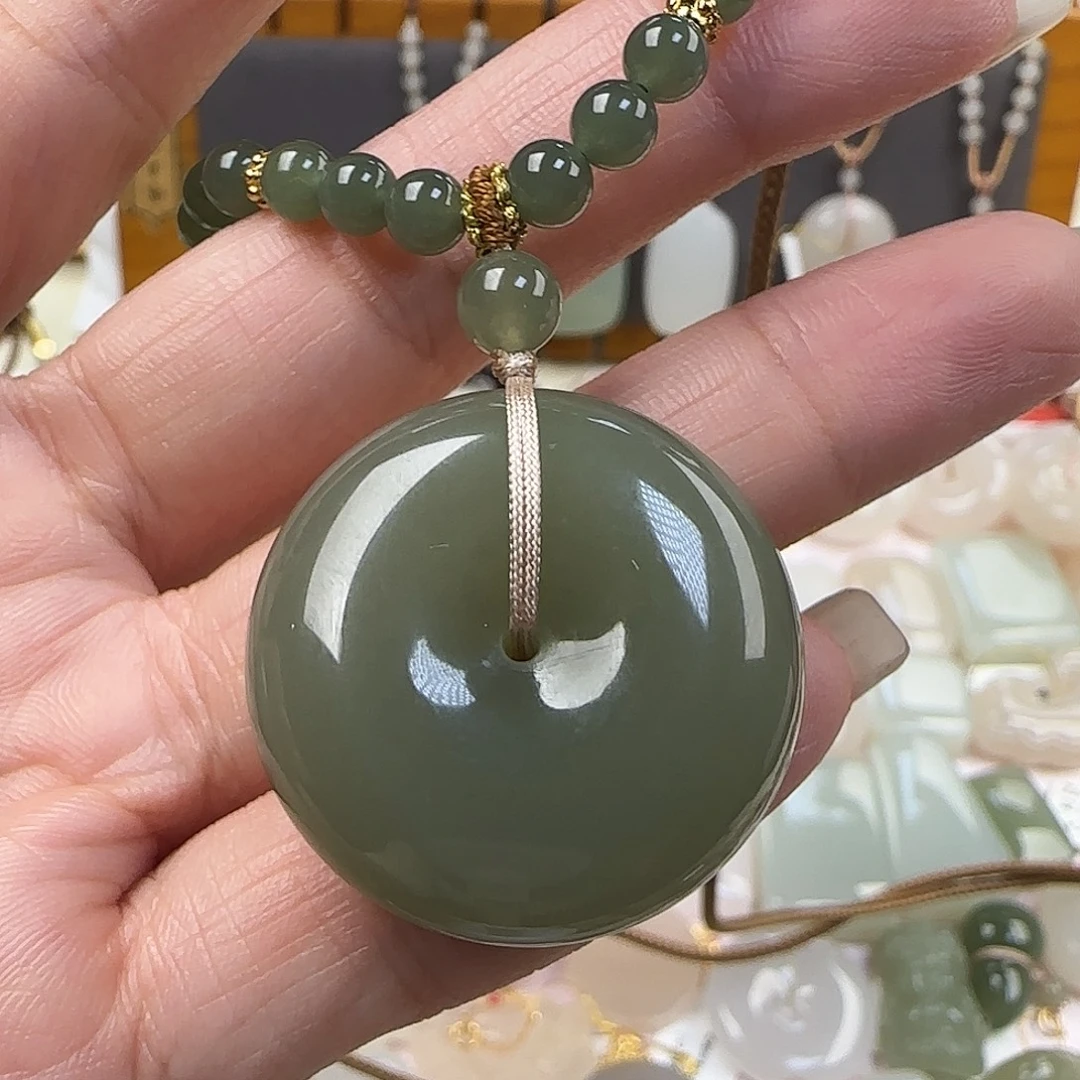 追***人和田玉未镶嵌颈饰