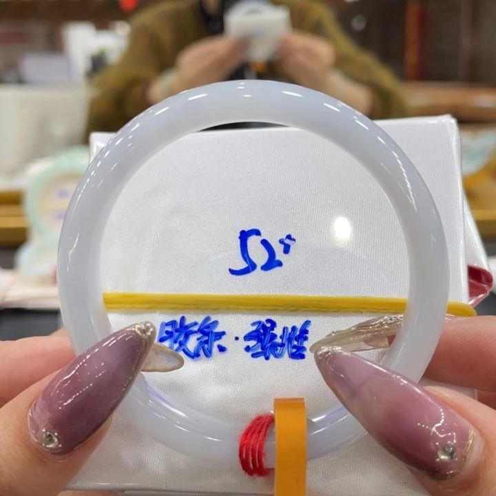 翡翠手镯未镶嵌翡翠