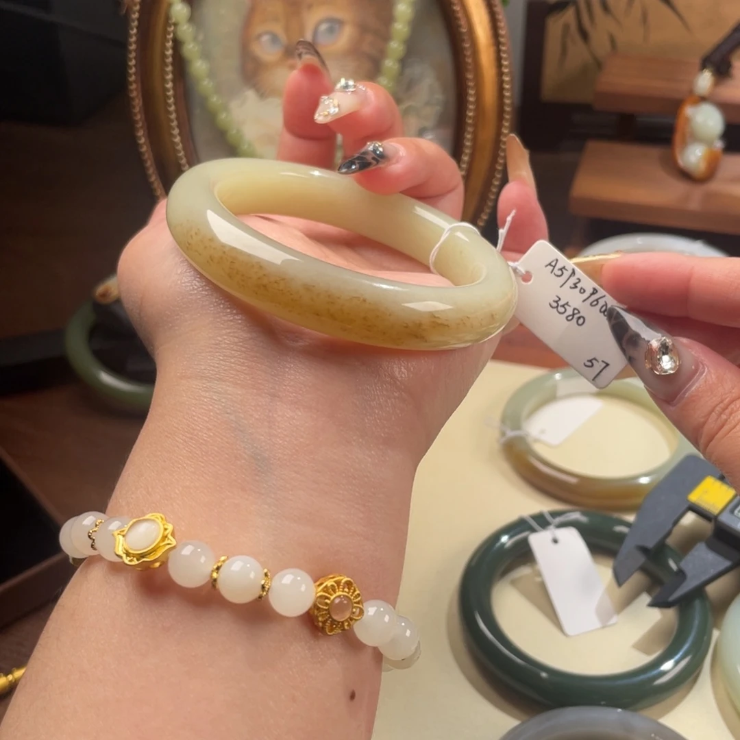 和田玉手镯未镶嵌