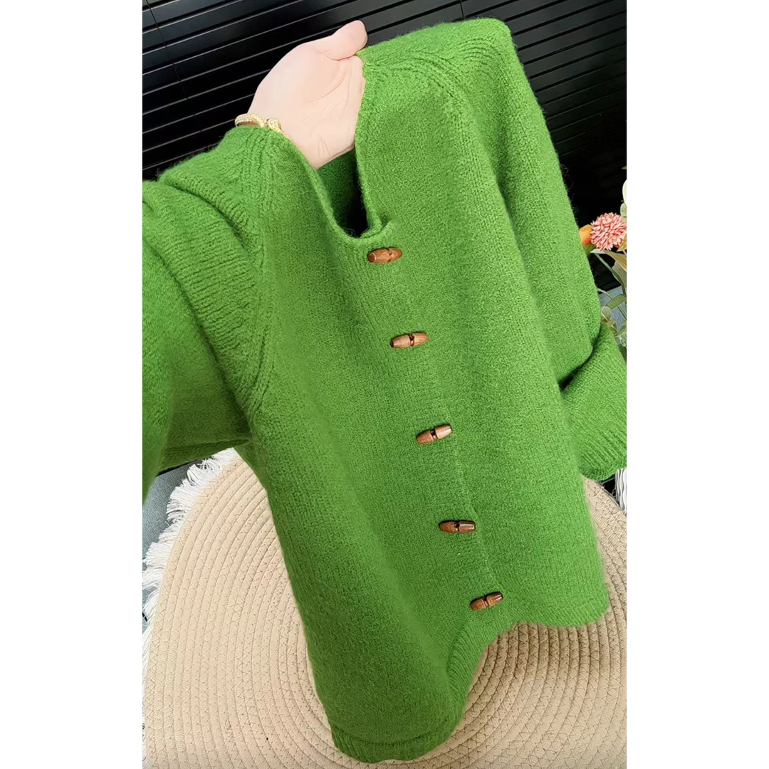 今年流行穿搭2025秋冬新款温柔风纯色牛角扣针织衫休闲风长袖上衣
