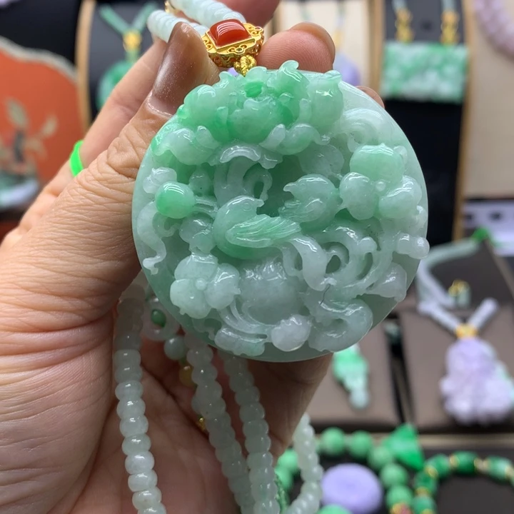 翡翠未镶嵌吊坠(赠链)