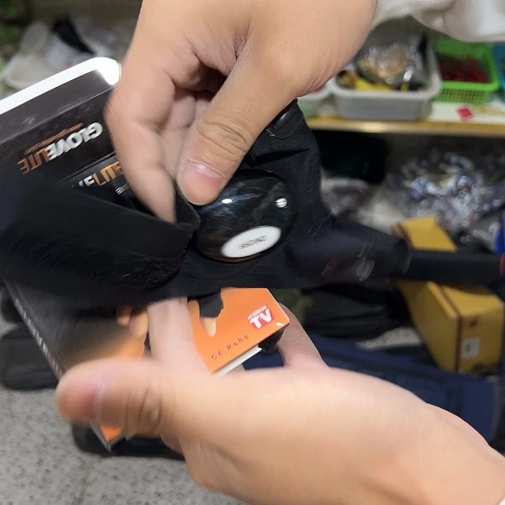 两指手套带灯随机发一个