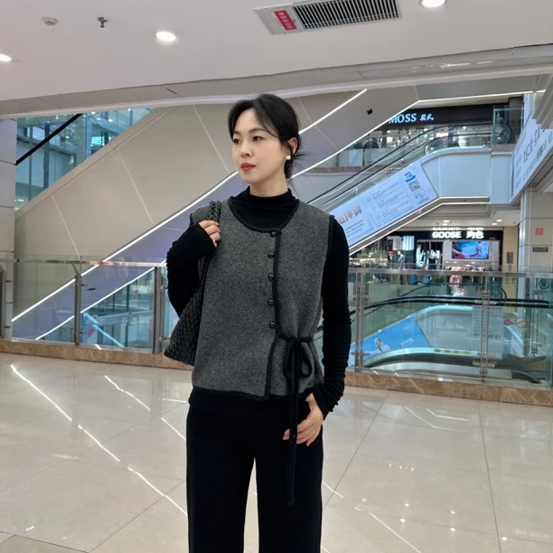 设计感别致针织马甲与半高领打底衫搭配上衣适合秋冬季节