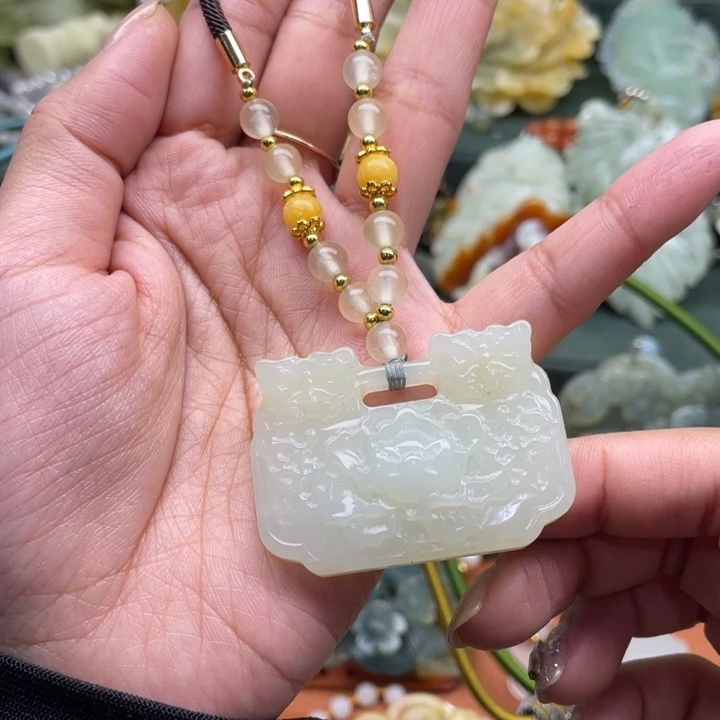 蛇纹石玉吊坠合金