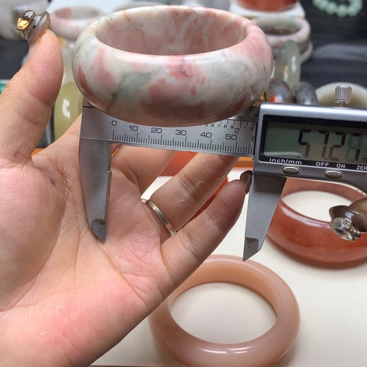 未镶嵌手镯石英质玉