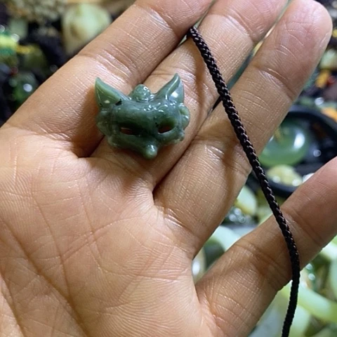 岫玉未镶嵌颈饰一个