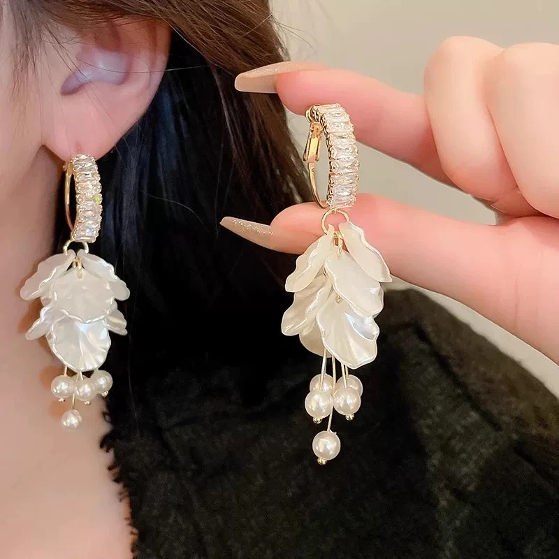 铜合金耳饰 白色花瓣珠耳环轻奢高级感气质百搭小众耳钉PT0497