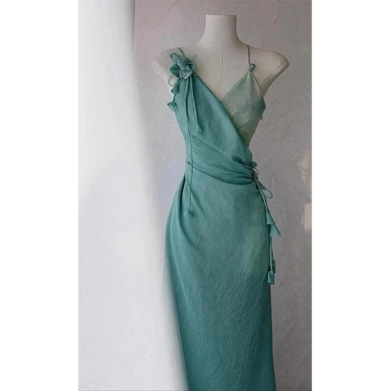 绿色吊带收腰气质性感连衣裙2025年夏季新款夏装穿搭长裙裙子女装