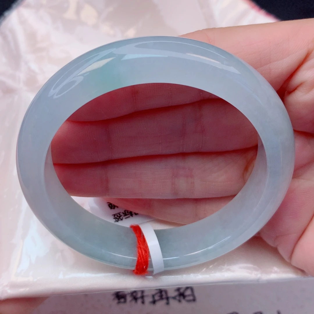 翡翠未镶嵌手镯55.5圈 白冰底飘绿宽镯