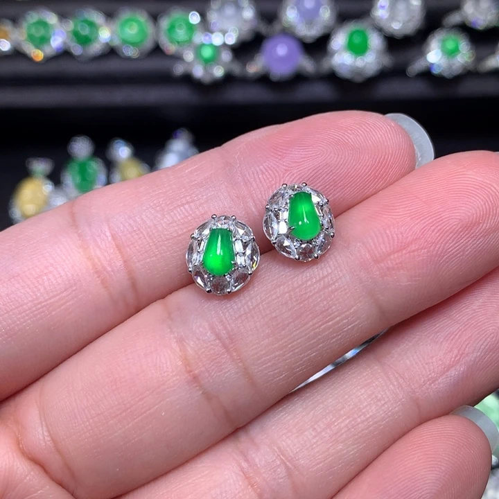 翡翠18K金镶嵌耳饰冰绿耳钉