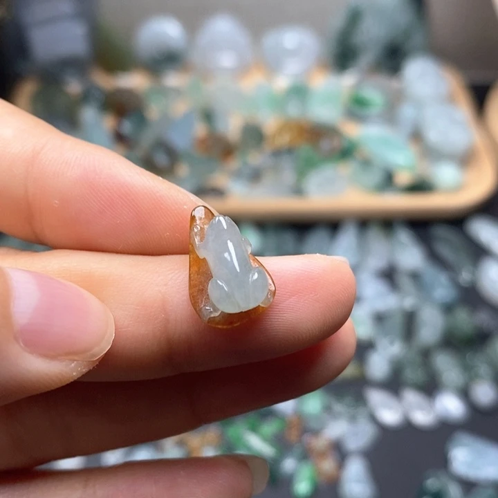 翡翠未镶嵌颈饰呱呱来米