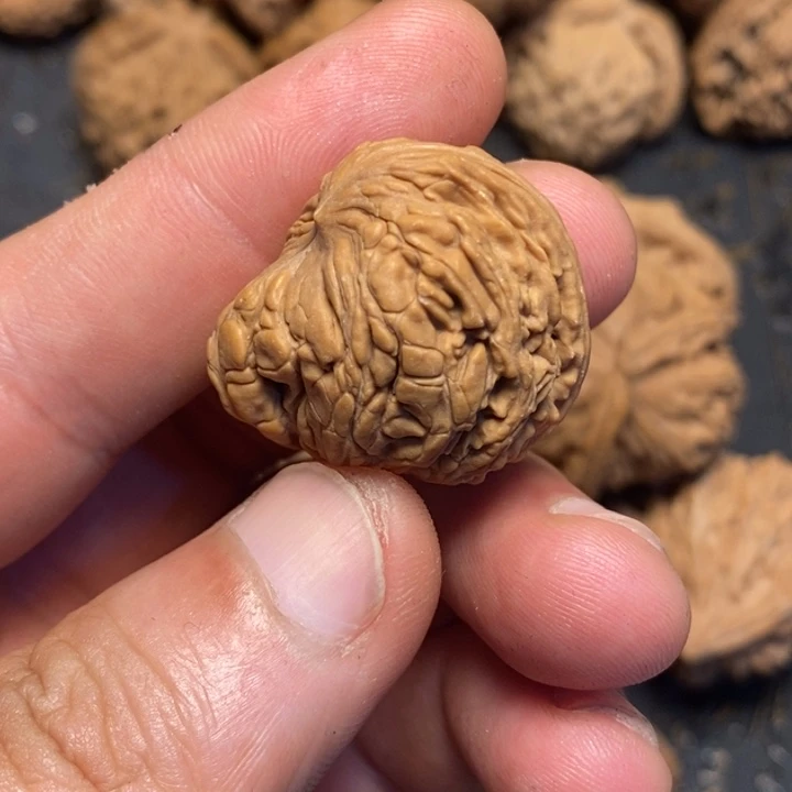 文玩核桃吊坠格****?文玩核桃异形单只