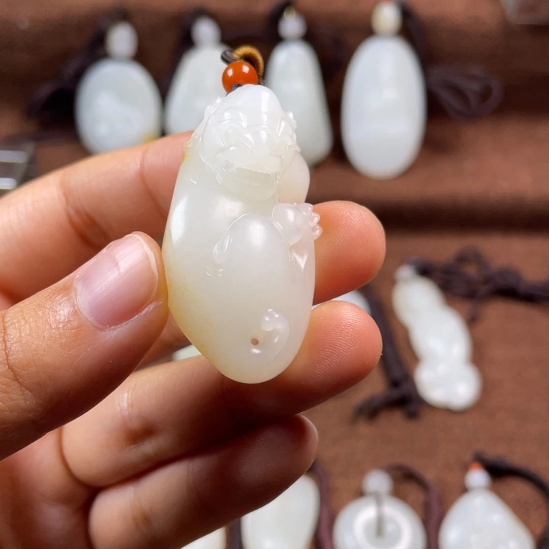 青***面和田玉未镶嵌颈饰