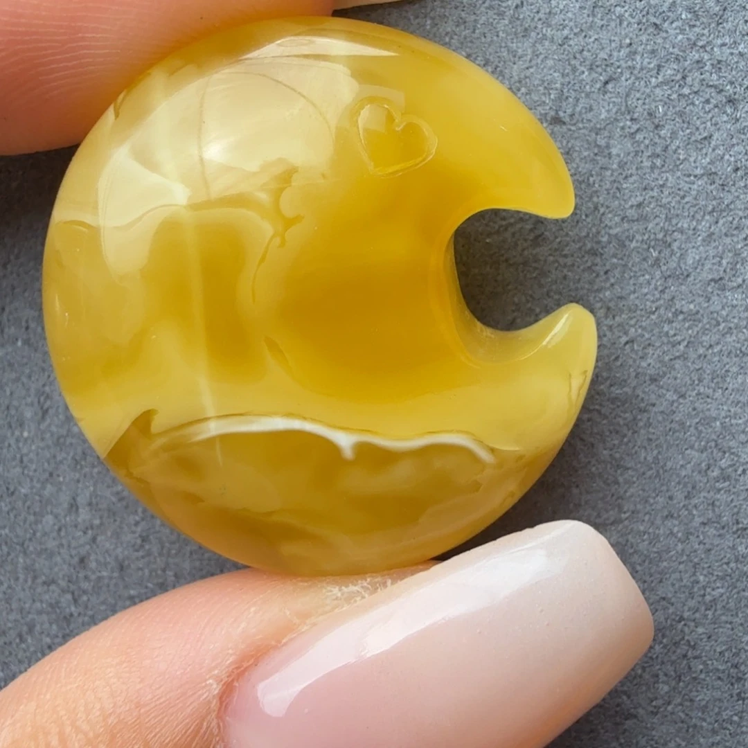 卖****未镶嵌琥珀裸石微瑕6.85克