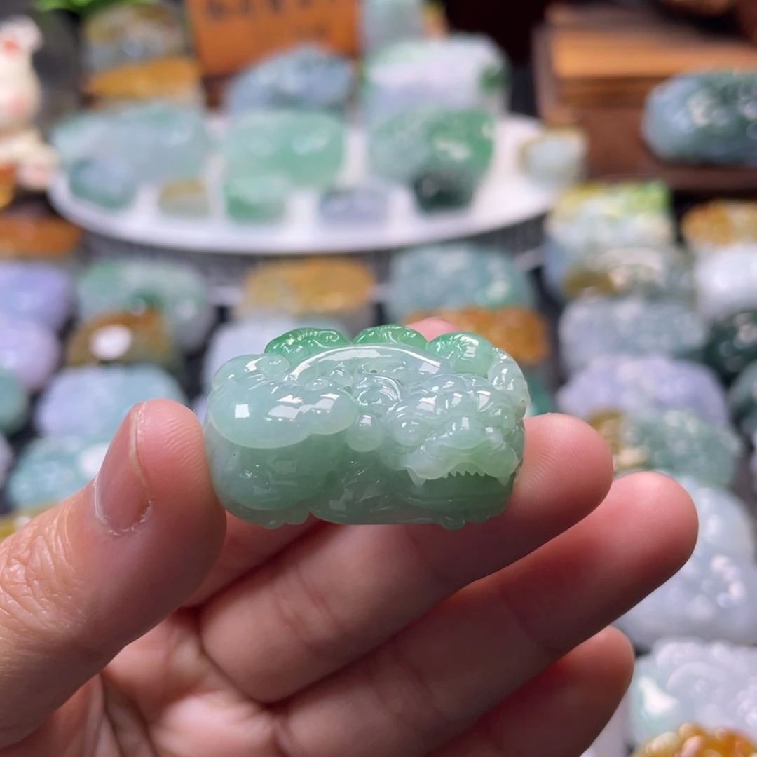 翡翠未镶嵌颈饰貔貅