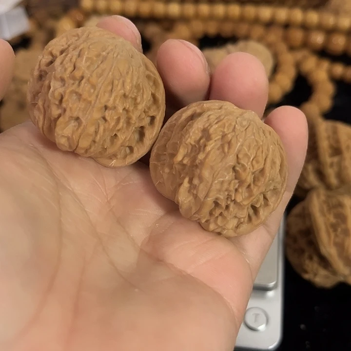 把件文玩核桃38左右微微瑕磨盘，编号050