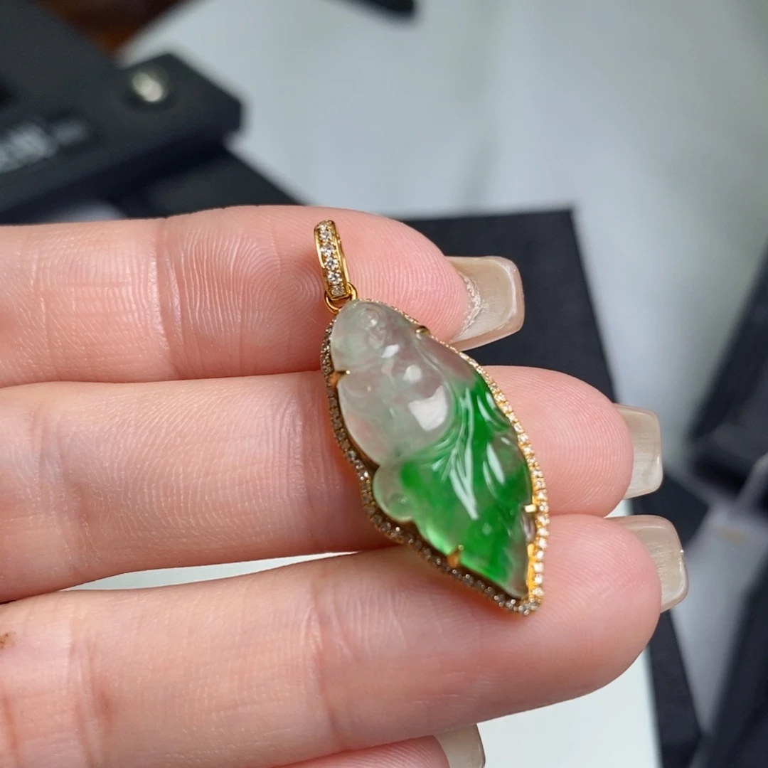 翡翠颈饰18K金镶嵌小金鱼