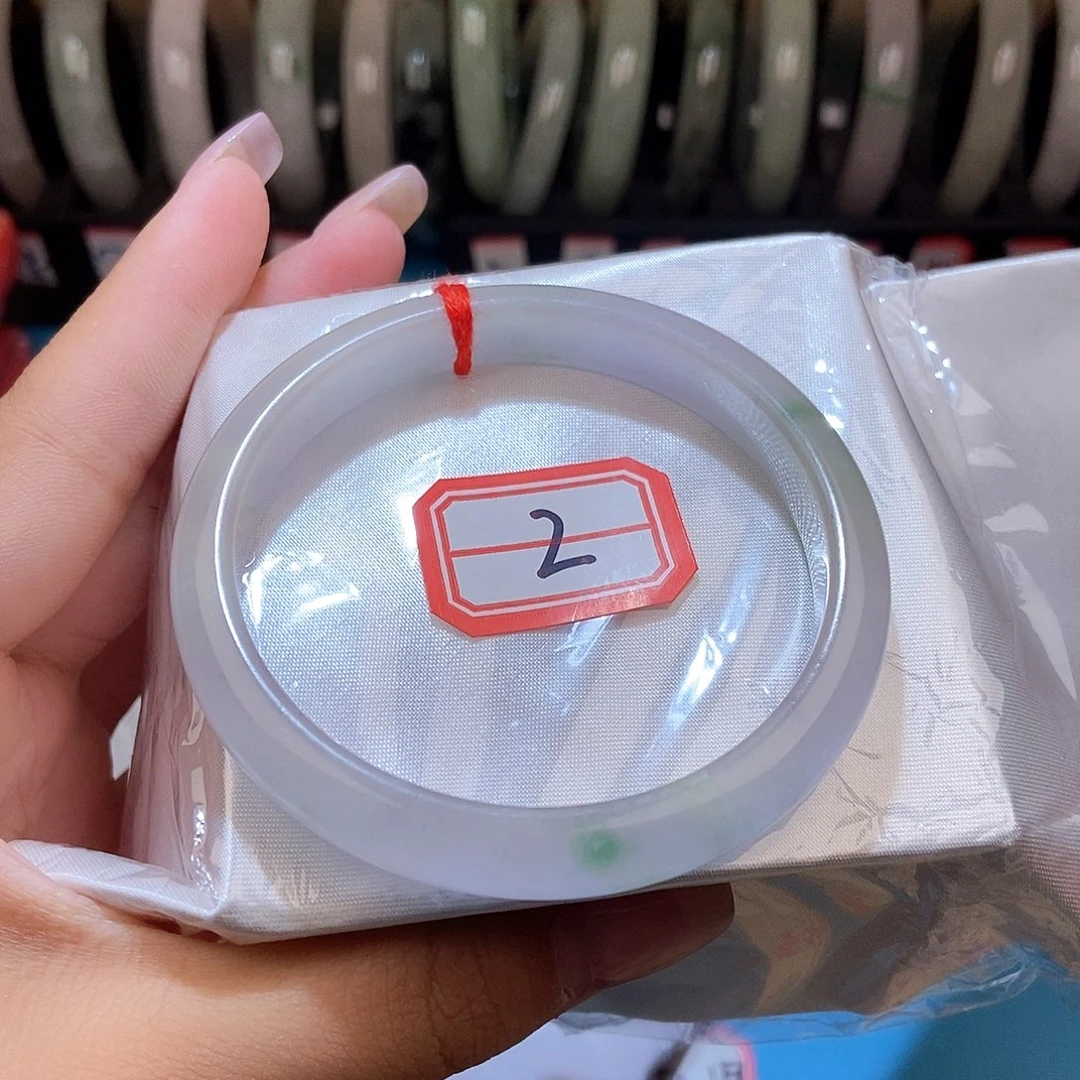 翡翠手镯未镶嵌莞**笑