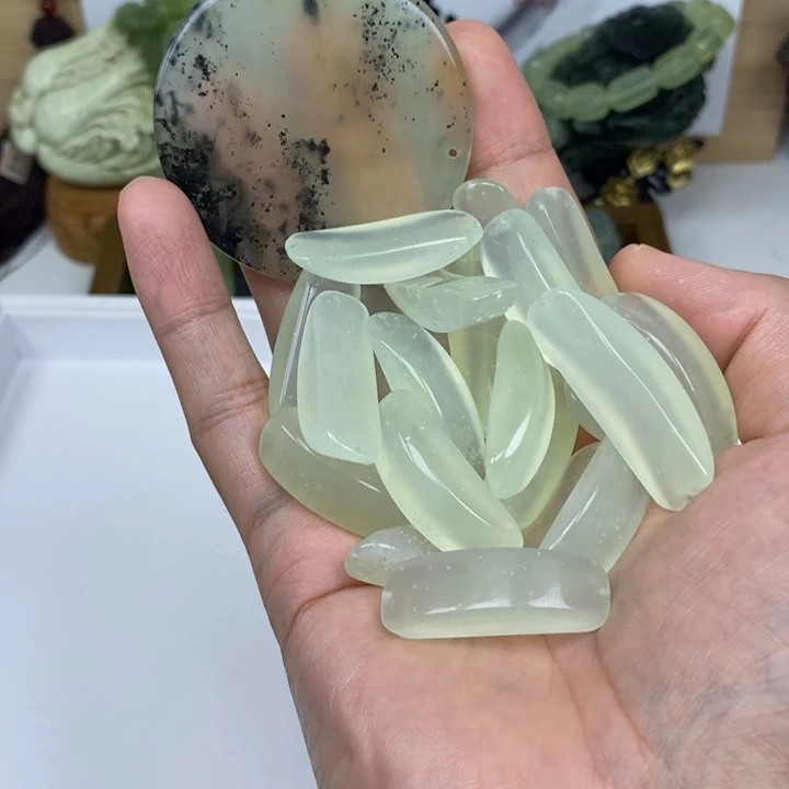 既***安蛇纹石玉未镶嵌颈饰