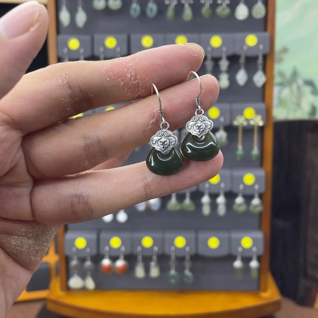 和田玉未镶嵌耳饰遗*