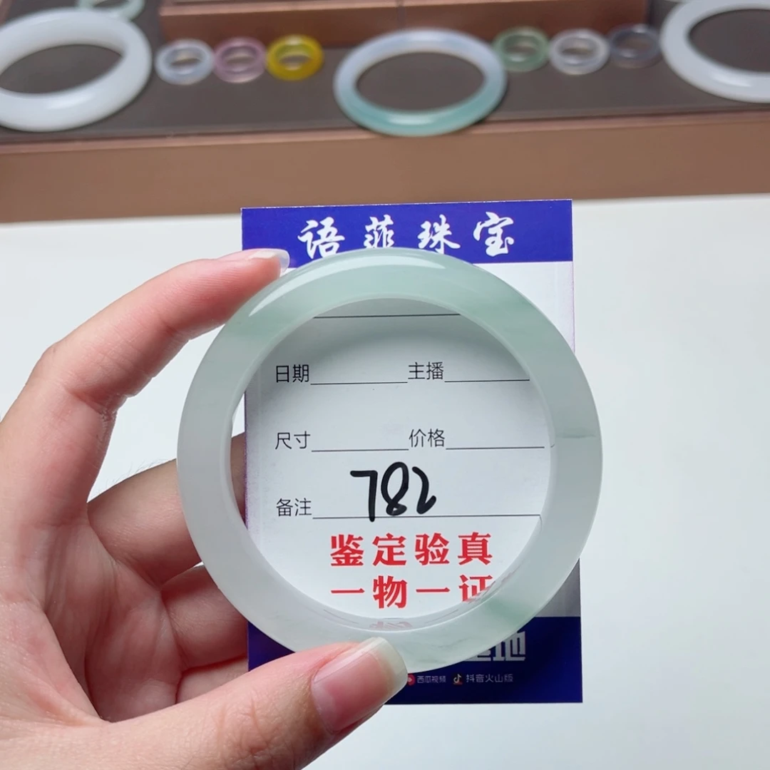 老***y未镶嵌手镯石英质玉