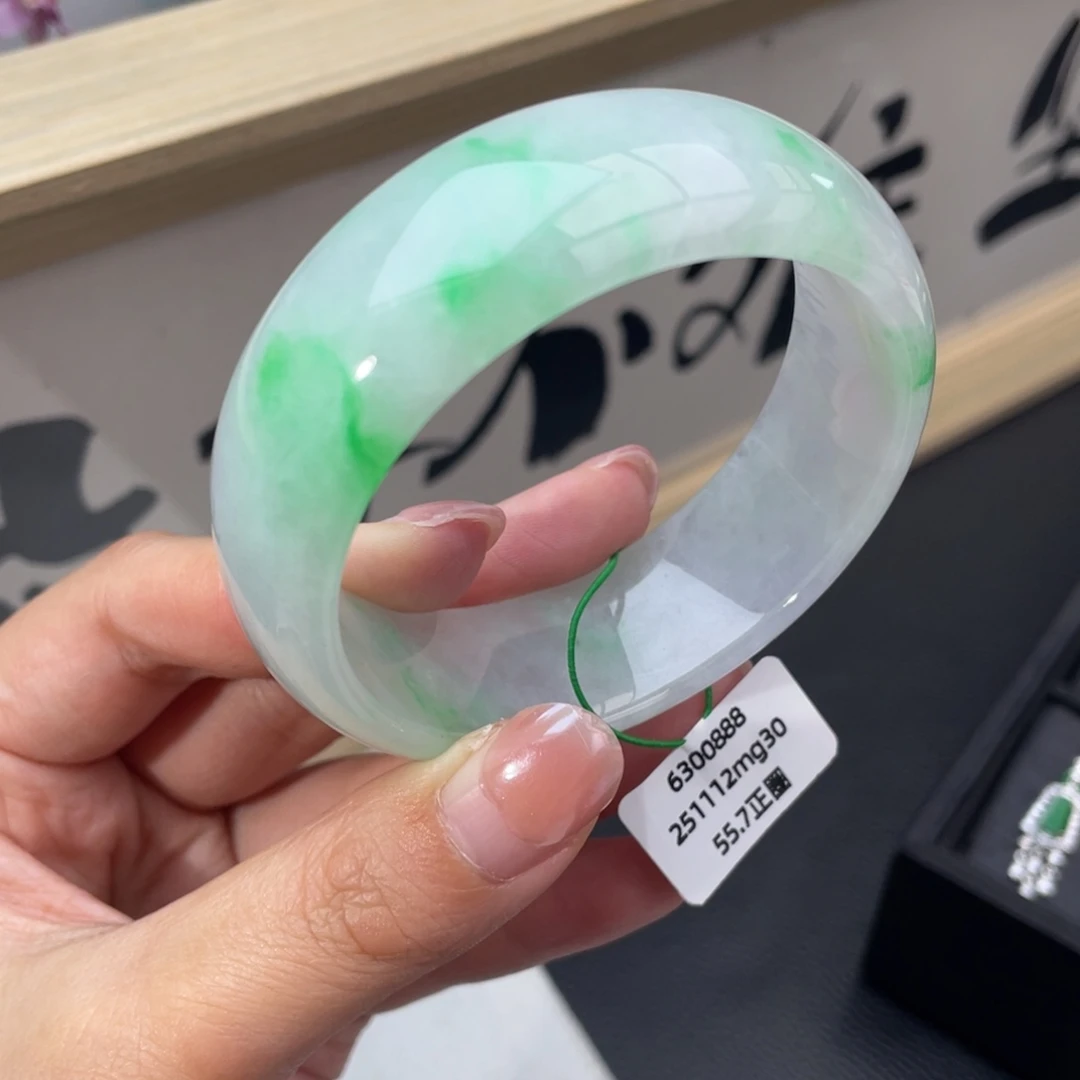 翡翠未镶嵌手镯正圈55.7白底青大宽轮胎