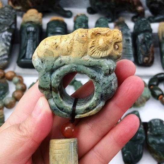 未镶嵌岫岩河磨玉（透闪石质玉）把件