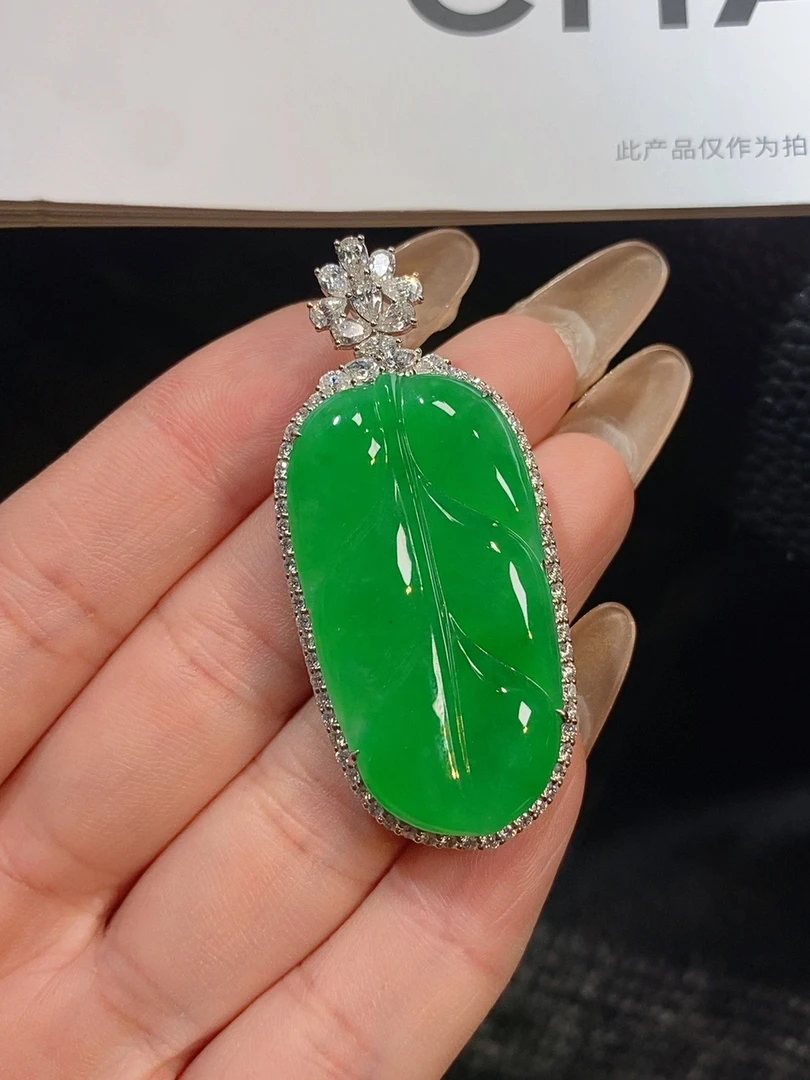【伊玥珠宝】天然缅甸翡翠A货 阳绿叶子吊坠