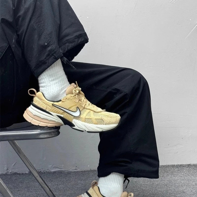 (断码孤品)NIKE/耐克 V2K男女同款低帮休闲跑步鞋FN6703-200-42.5