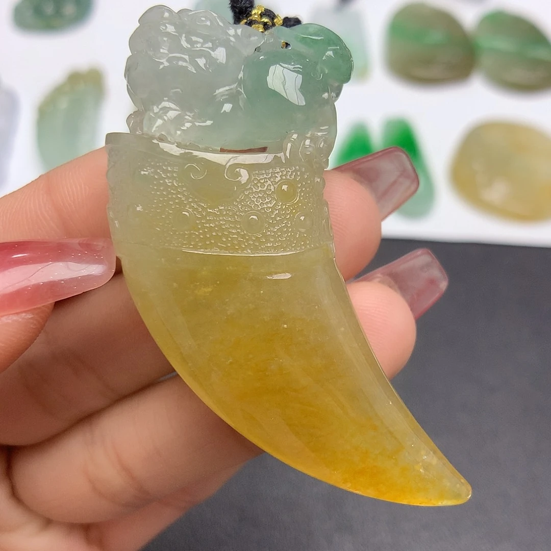 翡翠颈饰未镶嵌龙牙