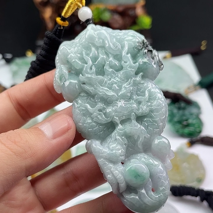 翡翠未镶嵌颈饰龙牌