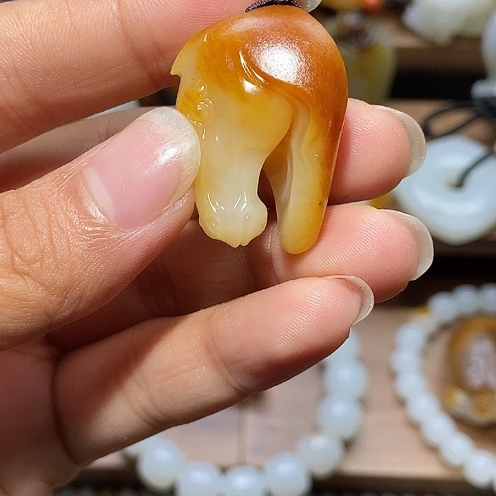 梦***翁和田玉未镶嵌颈饰