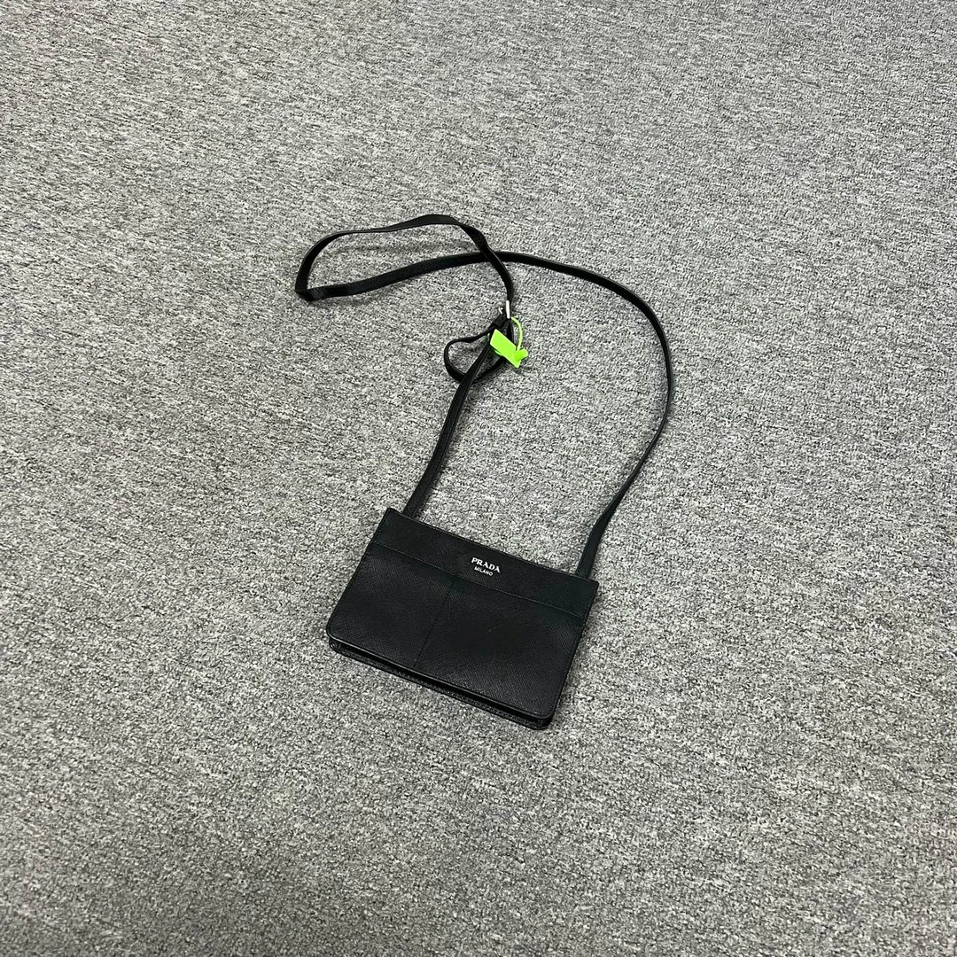 99新 AMIPARIS Prada 小腰包