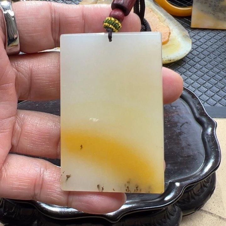 石英质玉（黄龙玉）颈饰未镶嵌