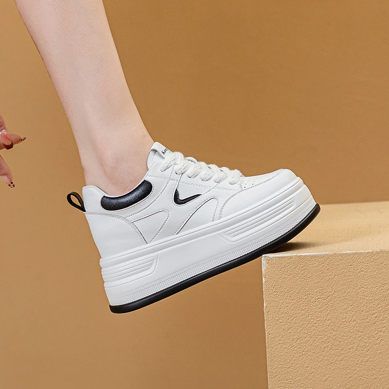 2025秋冬百搭显瘦新款低帮坡跟9厘米时尚休闲厚底小白鞋女单鞋