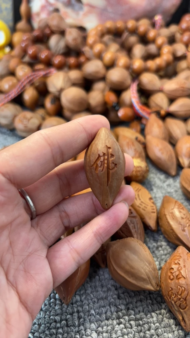 橄榄核雕刻字饱满精品大水晶老料手把件