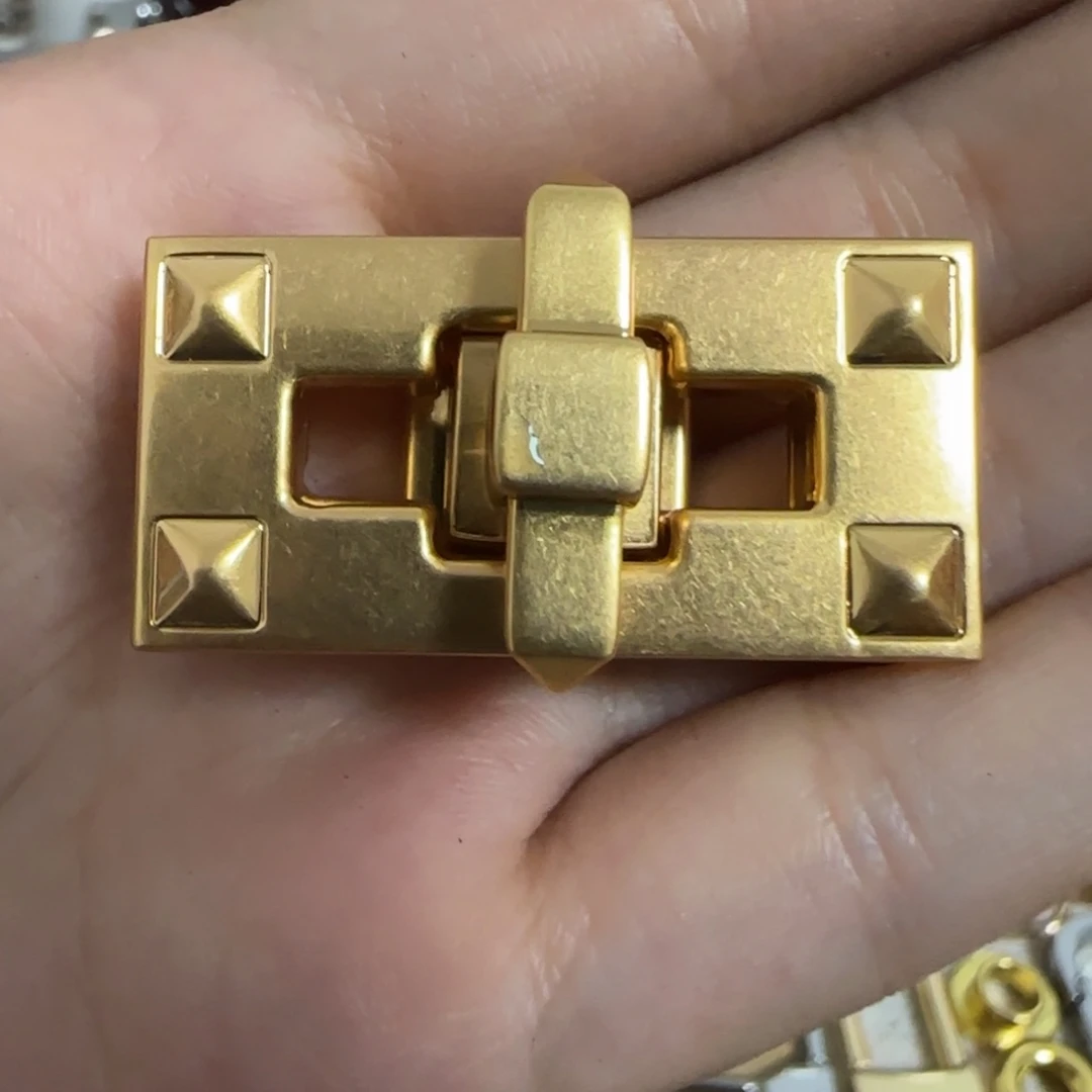 金色扭锁15元2个.