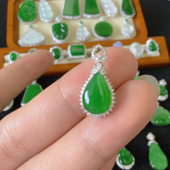 翡翠18K金镶嵌颈饰吊坠