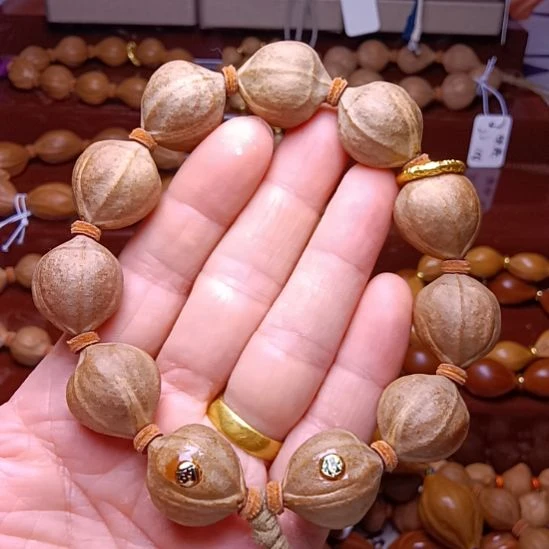 Y***。手串/手链橄榄核橄榄核手串2.0*2.2三花铁核鸡血红老料