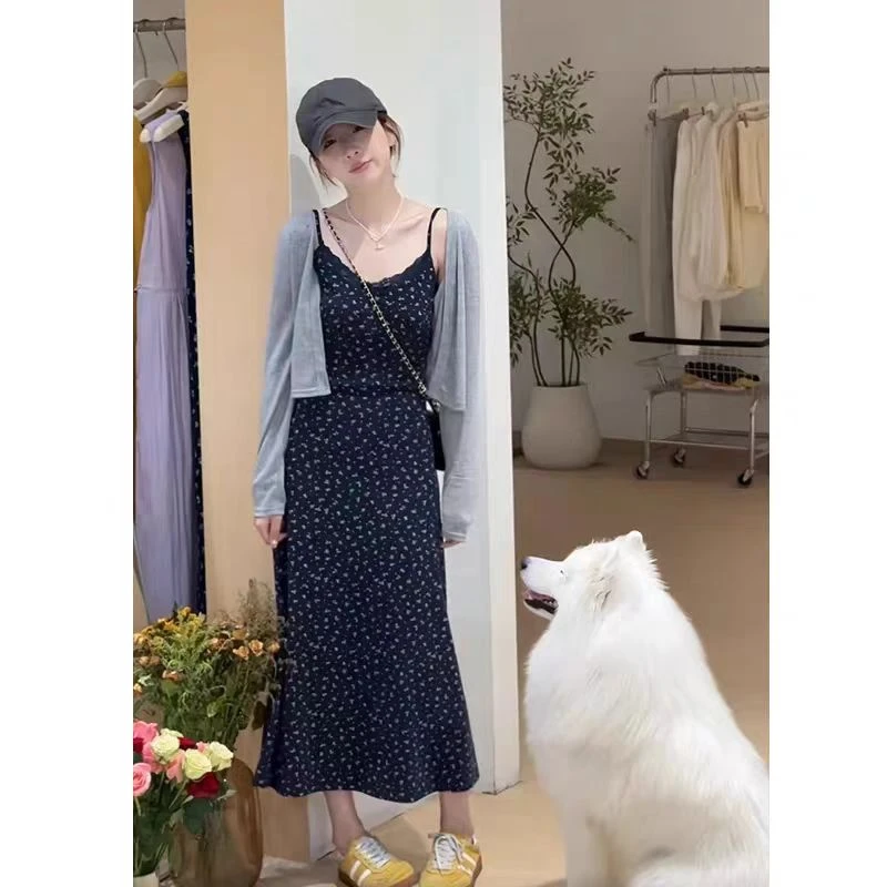 灰色针织开衫+法式蕾丝拼接吊带连衣裙